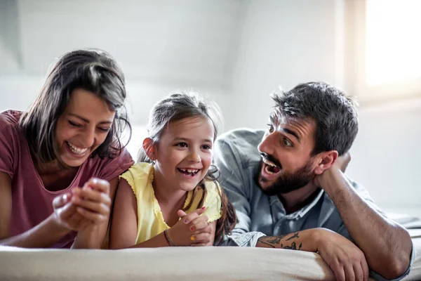 Счастливая Молодая Семья Смотрит Телевизор Дома Веселится Вместе — стоковое фото