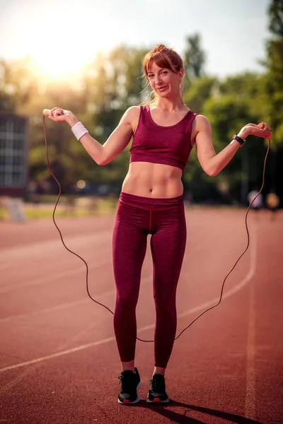 Mooie Jonge Vrouw Springen Met Touw Buiten — Stockfoto