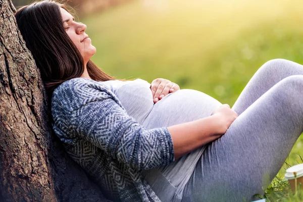 Retrato Aire Libre Una Hermosa Mujer Embarazada Sentada Junto Árbol — Foto de Stock