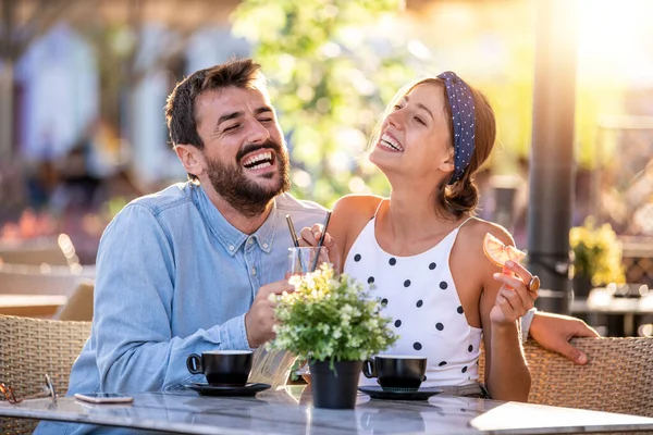 Pareja Enamorada Pasando Tiempo Juntos Disfrutando Aire Libre — Foto de Stock