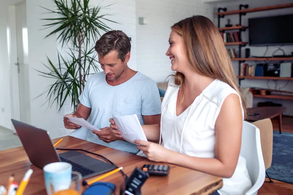 Foto Eines Jungen Paares Das Seine Rechnungen Hause Berechnet — Stockfoto