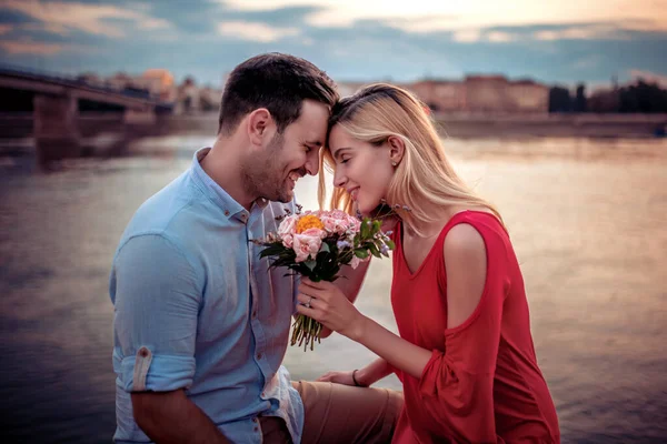 Casal Apaixonado Divertindo Livre — Fotografia de Stock