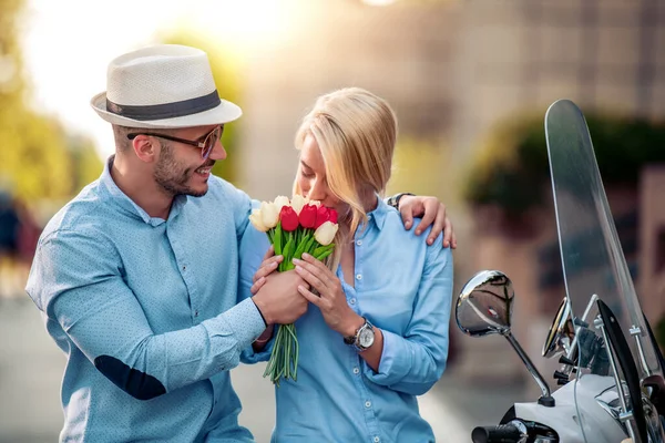 Šťastný Mladý Romantický Pár Květinami Městě Valentýn Dárek Koncept — Stock fotografie