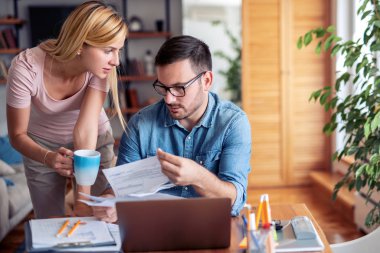 Çift birlikte faturaları kontrol ediyor. 