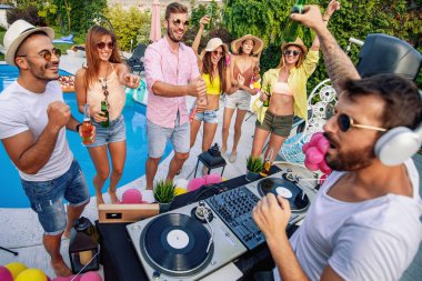 DJ havuz partisinde müzik çalıyor. İnsanlar, müzik, mutluluk ve eğlence konsepti.