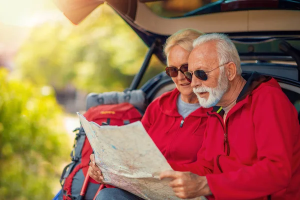 Szczęśliwa Para Seniorów Wędruje Lesie Siedzą Bagażniku Samochodu — Zdjęcie stockowe