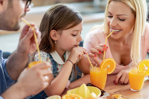 Familia Haciendo Jugo Cocina Beben Jugo Fresco Concepto Personas Amor — Foto de Stock