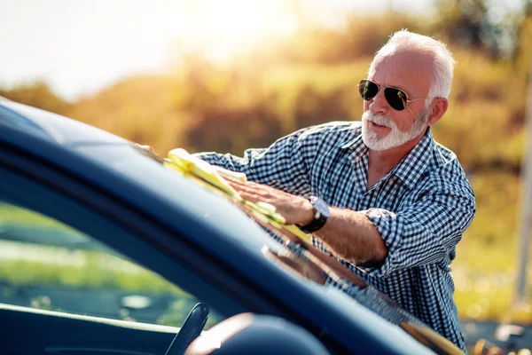 Senior Man Cleaning His Car Outdoors Man Microfiber Setřít Auto — Stock fotografie