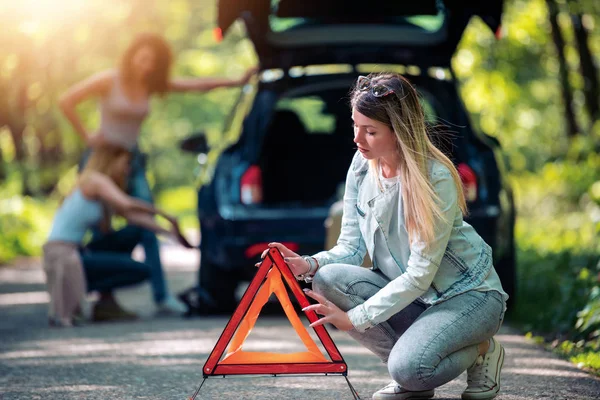 Des Filles Sur Route Essayant Réparer Leur Voiture Changement Pneu — Photo