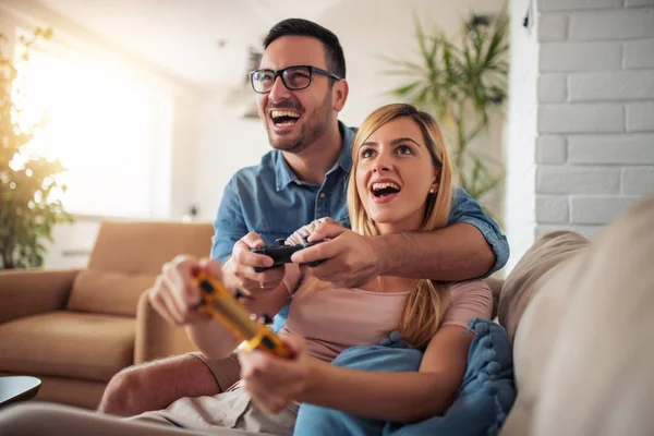 Casal jogar videogame — Fotografia de Stock