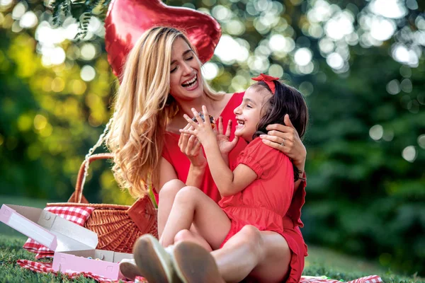 Charmig Mamma Och Hennes Dotter Kul Äta Munk Parken — Stockfoto