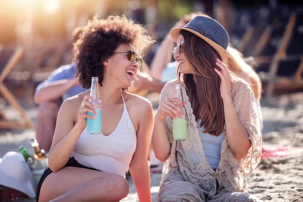 Dos Mejores Amigos Disfrutando Playa — Foto de Stock