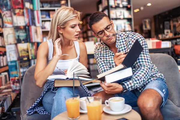 Studenten Studeren Bibliotheek Brengen Samen Tijd Door Onderwijsconcept — Stockfoto