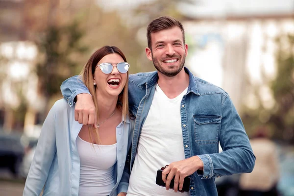 Charmant couple à l'extérieur — Photo