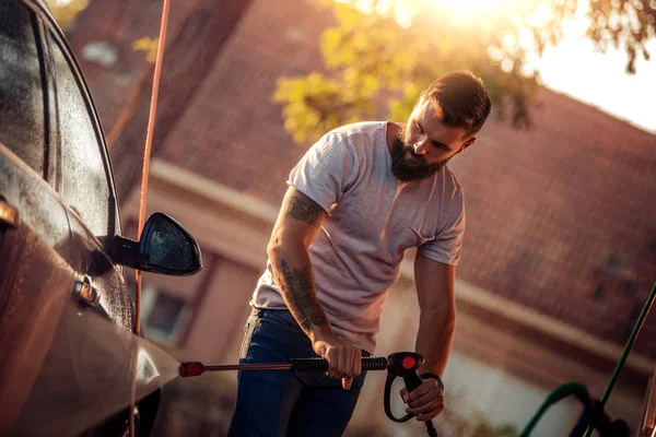 Limpieza de coches con agua de alta presión —  Fotos de Stock