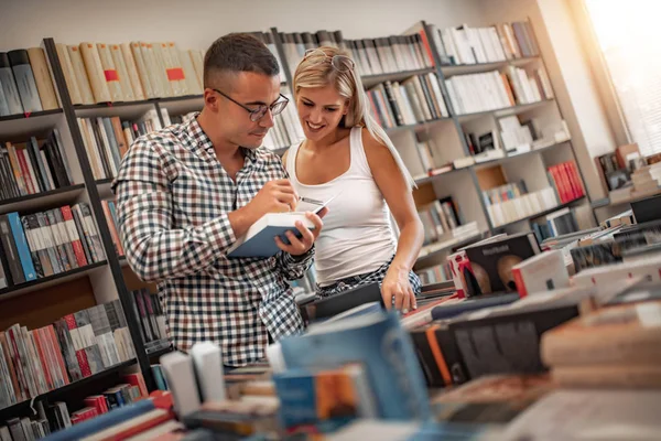 Studenter Studerer Biblioteker Tilbringer Tid Sammen Utdanningskonsept – stockfoto