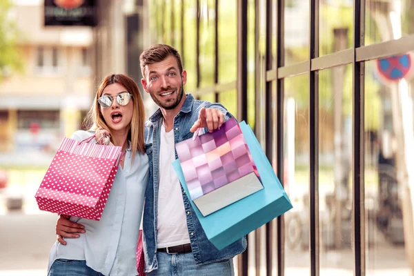 Coppia con borse shopping — Foto Stock
