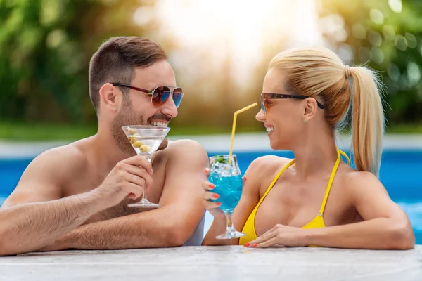 Casal feliz beber coquetéis — Fotografia de Stock