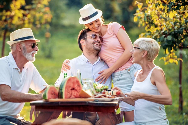 Feliz Gran Familia Almorzando Fiesta Del Jardín Verano Gente Comida — Foto de Stock