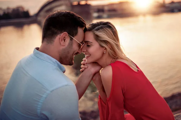 Couple amoureux au bord de la rivière — Photo