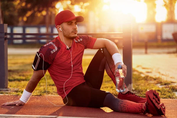 Uomo Atletico Che Beve Acqua Una Bottiglia Mentre Riposa Dopo — Foto Stock