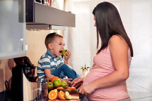 Έγκυος Και Γιος Ετοιμάζουν Φρέσκο Χυμό Πορτοκαλιού — Φωτογραφία Αρχείου
