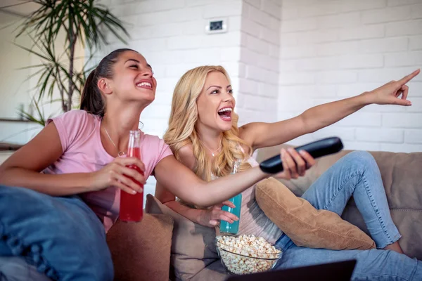 Chicas Viendo Películas Casa Concepto Tiempo Libre Disfrutar Juntos — Foto de Stock