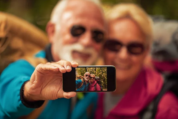 Glada Äldre Par Går Tillsammans Skog Tar Selfie — Stockfoto