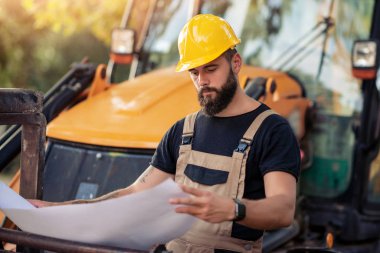 Genç işadamı inşaat mühendisi