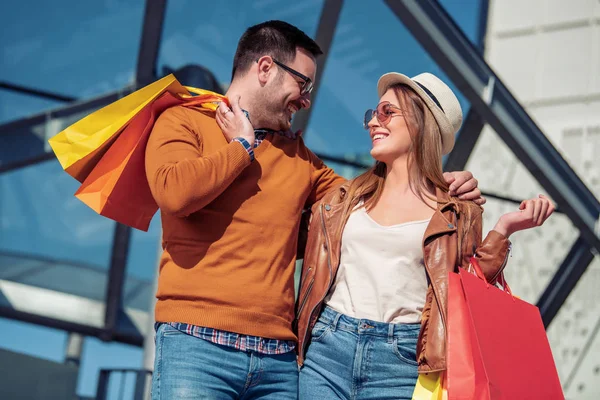 Couple avec sacs à provisions dans la ville — Photo