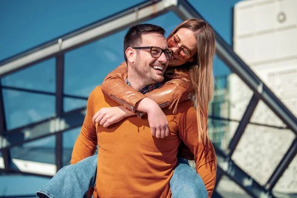 Casal na cidade — Fotografia de Stock