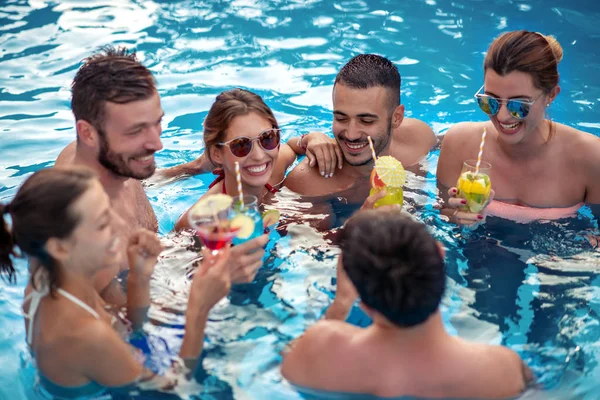 Grupo de amigos tem festa na piscina — Fotografia de Stock