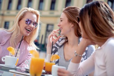 Alışveriş yaptıktan sonra terasta güzel genç arkadaşlar..