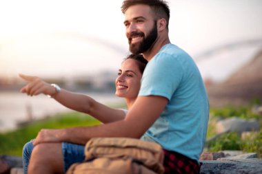 Yürüyüş yapan çift nehir manzarasının tadını çıkarıyor. Yürüyüş yapan çift güzel doğaya bakıyor..