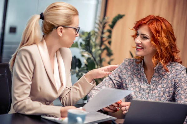 Dos Encantadoras Empresarias Que Trabajan Juntas Mientras Están Sentadas Oficina — Foto de Stock