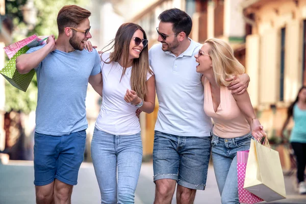 Alışverişten Sonra Iyi Dört Arkadaş Eğleniyor Arkadaşlarla Takılmak Harikadır — Stok fotoğraf