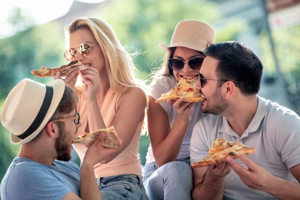 Ördögök Ülnek Pizzát Esznek Jól Érzik Magukat Szabadban Randi Fogyasztás — Stock Fotó