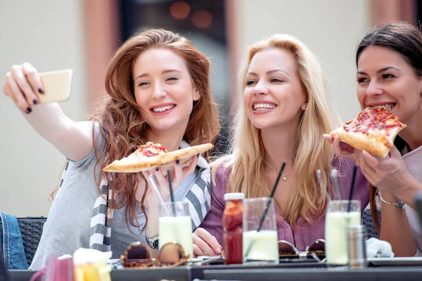 Barátok Pizza Három Fiatal Vidám Lány Pizzát Eszik Szelfit Csinálnak — Stock Fotó