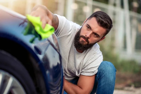 Portrét Mladého Muže Čištění Jeho Auto Látkou Venku Při Západu — Stock fotografie