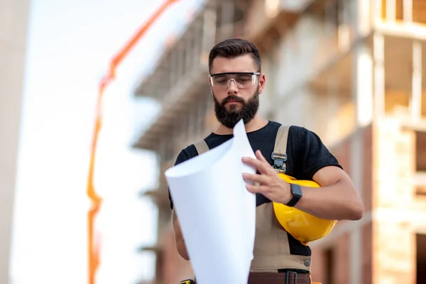 Προσωπογραφία Αρχιτέκτονα Εργοτάξιο Διαβάζει Σχέδιο — Φωτογραφία Αρχείου