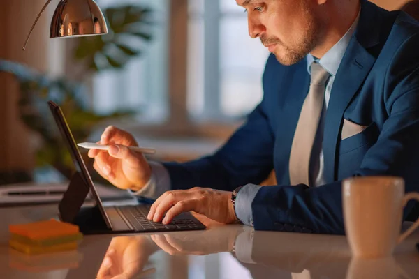 사무실에서 노트북을 사용하는 사업가의 사람의 컴퓨터로 타이핑하는 — 스톡 사진