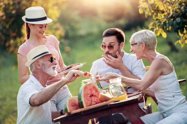 Šťastná Velká Rodina Obědvá Letní Zahradní Párty Lidé Jídlo Láska — Stock fotografie