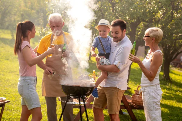Család Birtoklás Egy Barbecue Party Anya Apa Fia Nagyszülei Áll — Stock Fotó