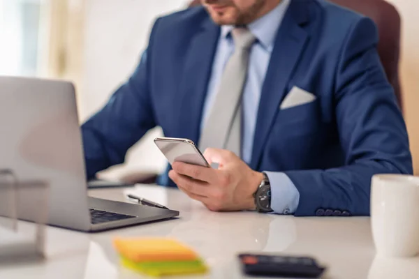 Közelről Férfi Üzletember Dolgozik Mobiltelefon Laptop Irodában — Stock Fotó