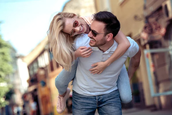 Pareja Sonriente Enamorada Aire Libre Joven Pareja Feliz Abrazándose Calle — Foto de Stock