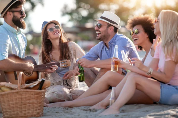 Friends Sitting Beach One Man Playing Guitar Concept Lifestyle Vacation — Stock Photo, Image