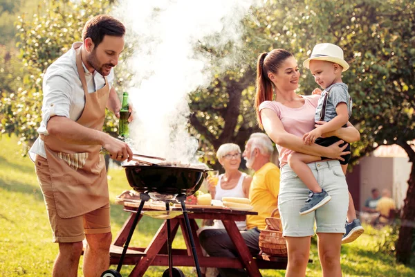 Barbecue Idő Boldog Család Grillezni Együtt Kertben — Stock Fotó