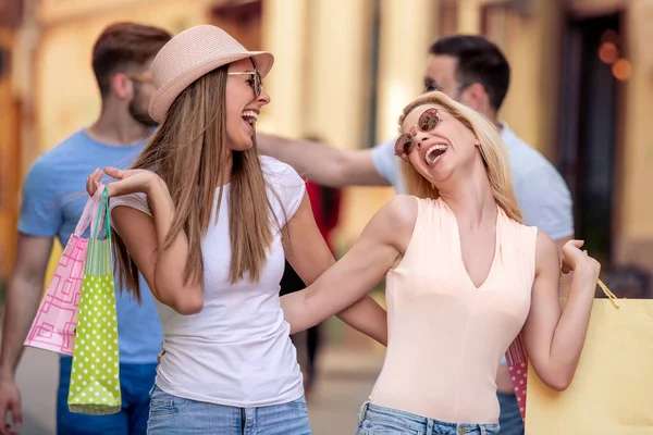 Grupo Amigos Caminando Por Calle Con Bolsas Compras —  Fotos de Stock