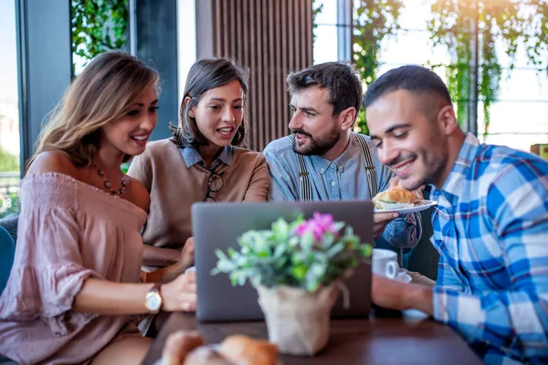 Jovens Felizes Sentados Restaurante Usando Computador Portátil — Fotografia de Stock