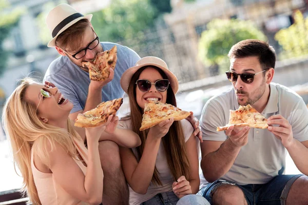 Ördögök Ülnek Pizzát Esznek Jól Érzik Magukat Szabadban Randi Fogyasztás — Stock Fotó